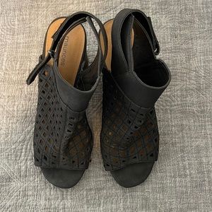 WOMENS SIZE 9M Maurice’s black leather wedge sandals. Super cute.